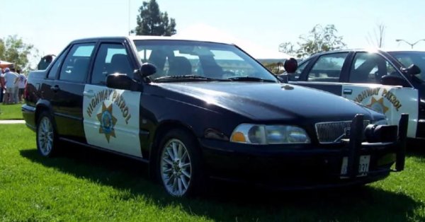 Седанът Volvo S70 T5 със скорост от 244,8 км/ч е много различно животно от полицейския прехващач Crown Victoria от онази епоха. Оборудвана с подсилено шаси и по-стабилни спирачки от цивилната версия, полицейската спецификация се използва от края на 90-те до следващото десетилетие.

Сержант Кейси Кронин от Лос Анджелис споделя, че колата работи стабилно, спира бързо и предлага отлично управление през 1999 г. В крайна сметка Калифорнийската пътна полиция избира добрия стар Crown Victoria Police Interceptor пред по-лекото и по-бързо Volvo година по-късно.
